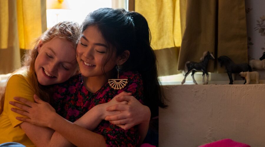 Vivian Watson (Mallory Pike) e Momona Tamada (Claudia Kishi) In Il Club Delle Babysitter. Credits: Kailey Schwerman/Netflix