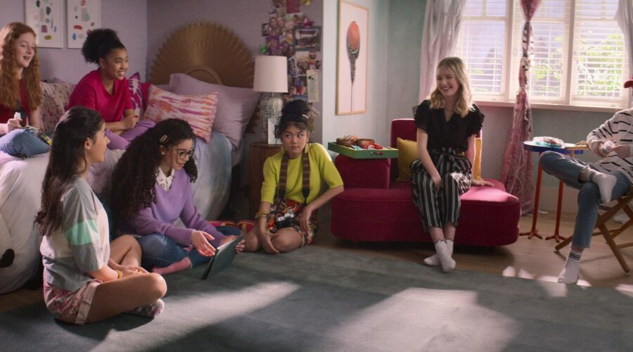 Vivian Watson (Mallory Pike), Kyndra Sanchez (Dawn Schafer) Anis Lee (Jessi Ramsey ) Malia Baker (Mary Anne Spier ) Momona Tamada (Mary Anne Spier ) Shay Rudolph (Stacey Mcgill ) e Sophie Grace (Kristy Thomas ) In Una Scena De Club Delle Baby Sitter. Credits: Netflix