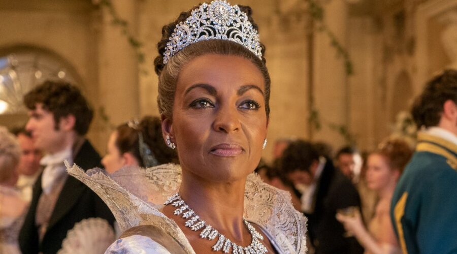 Adjoa Andoh (Lady Danbury) in una scena di “Bridgerton”. Credits: Liam Daniel/Netflix.
