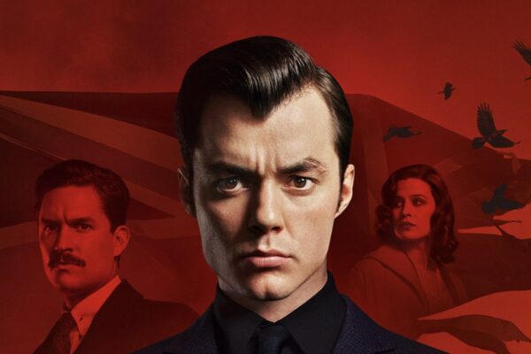 Da sinistra: Ben Aldridge, Jack Bannon e Emma Paetz nel poster di Pennyworth 2. Credits: Starzplay.