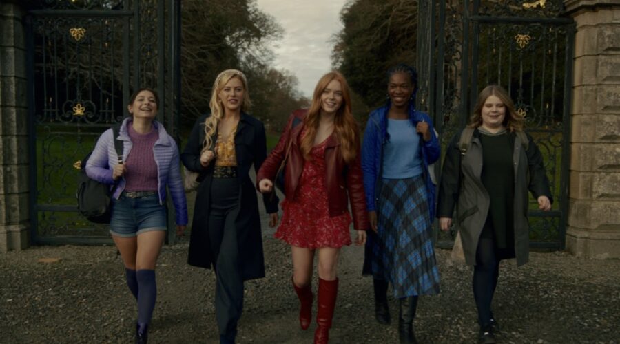 Le protagoniste nel sesto episodio di Fate: The Winx Saga. Da sinistra, Elisha Applebaum (Musa), Hannah van der Westhuysen (Stella), Abigail Cowen (Bloom), Precious Mustapha (Aisha), e Eliot Salt (Terra). Credits: Jonathan Hession/Netflix.