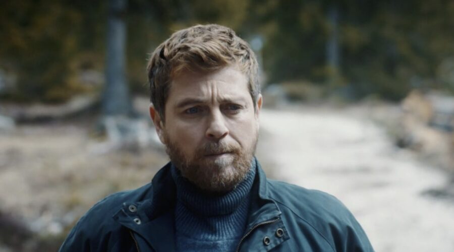 claudio gioe in una scena di vite in fuga credits rai