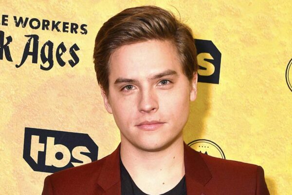 Dylan Sprouse Alla Premiere Di Miracle Workers: Dark Ages. Credits: Foto Di Bryan Bedder E Getty Images Per WarnerMedia