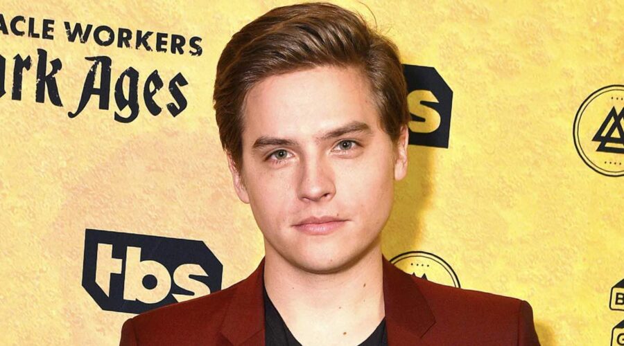 Dylan Sprouse Alla Premiere Di Miracle Workers: Dark Ages. Credits: Foto Di Bryan Bedder E Getty Images Per WarnerMedia
