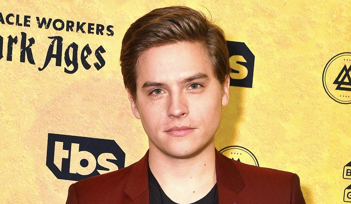 Dylan Sprouse Alla Premiere Di Miracle Workers: Dark Ages. Credits: Foto Di Bryan Bedder E Getty Images Per WarnerMedia