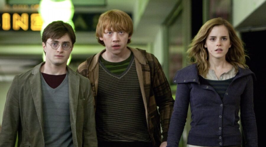 Harry Potter E I Doni Della Morte Parte 1 Daniel Radcliffe Interpreta Harry Potter Rupert Grint Interpreta Ron Weasley E Emma Watson Interpreta Hermione Granger Credits Warner E Mediaset