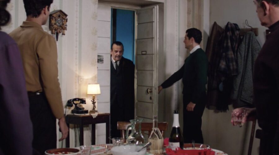 Il Paradiso delle Signore 5 Giuseppe Amato interpretato da Nicola Rignanese sulla porta di casa nella puntata 46 Credits Rai
