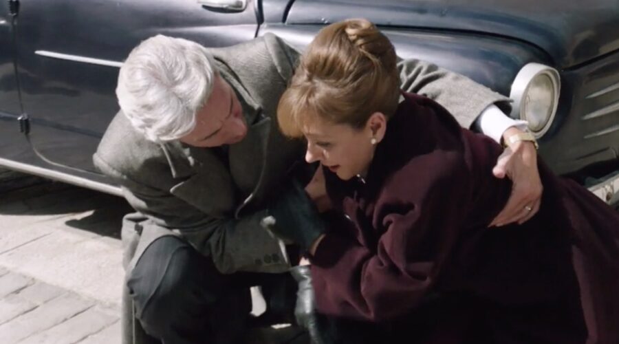 Il Paradiso Delle Signore 5 Umberto Guarnieri interpretato da Roberto Farnesi soccorre Silvia Cattaneo interpretata da Marta Richeldi nella puntata 44 Credits Rai