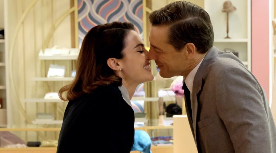 Il Paradiso delle Signore Clelia Calligaris e Luciano Cattaneo interpretati da Enrica Pintore e Giorgio Lupan, qui in una scena della Stagione 4 Credits Rai