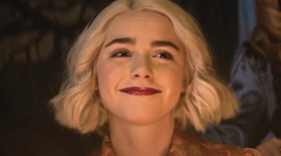 kiernan shipka nei panni di sabrina nel trailer de le terrificanti avventure di sabrina parte 4 credits netflix e youtube