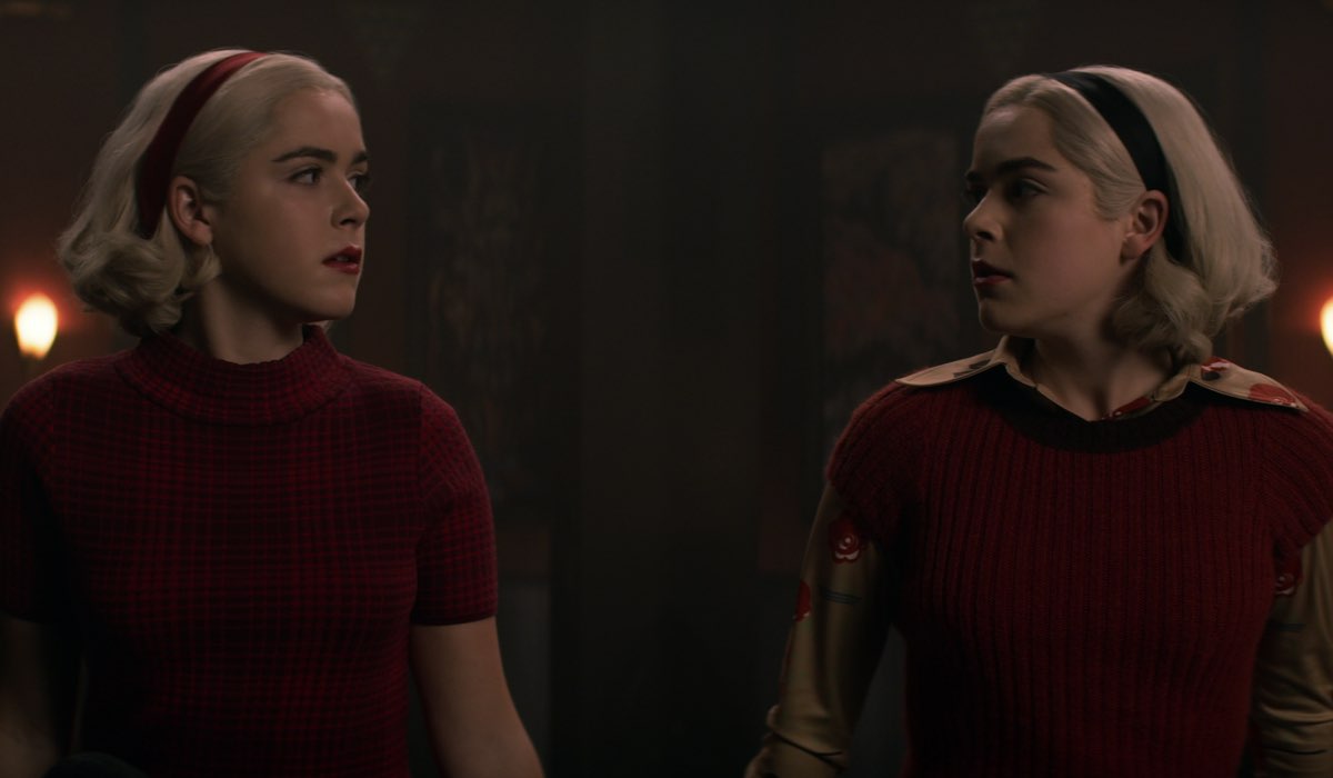 Da sinistra: Sabrina e Sabrina (entrambe Kiernan Shipka) in una scena di Le Terrificanti Avventure di Sabrina Parte 4. Credits: Netflix.