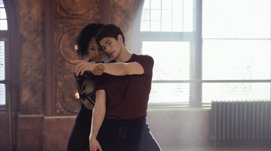 Da sinistra: Kylie Jefferson (Neveah) e Brenton Cowperthwaite (Oren) in Tiny Pretty Things. Credits: Sophie Giraud/Netflix.