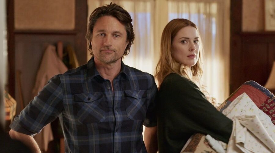 Da sinistra: Martin Henderson e Alexandra Breckenridge in una scena di Virgin River. Credits: Netflix.