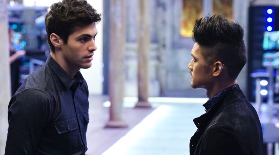 Matthew Daddario (Alec) E Harry Shum Jr. (Magnus) In Shadowhunters 2. Credits: Ben Mark Holzberg E Netflix