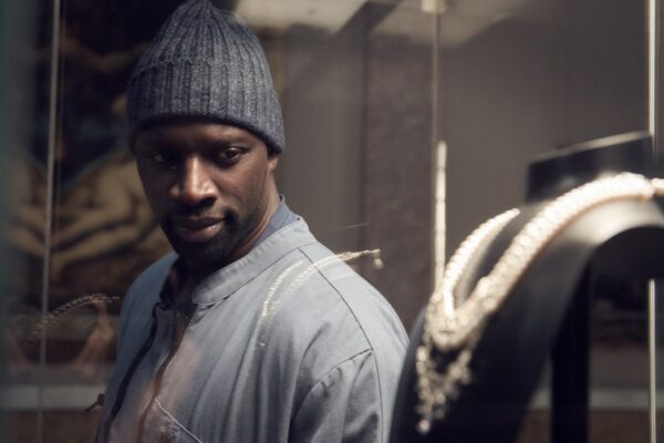 Omar Sy veste i panni di Assane Diop in Lupin. Credits: Emmanuel Guimier/Netflix.