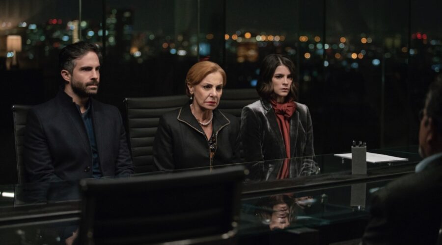 Da sinistra: Osvaldo Benavides, Rosa María Bianchi, e Irene Azuela. Credits: Ana Cristina Blumenkron/Netflix.