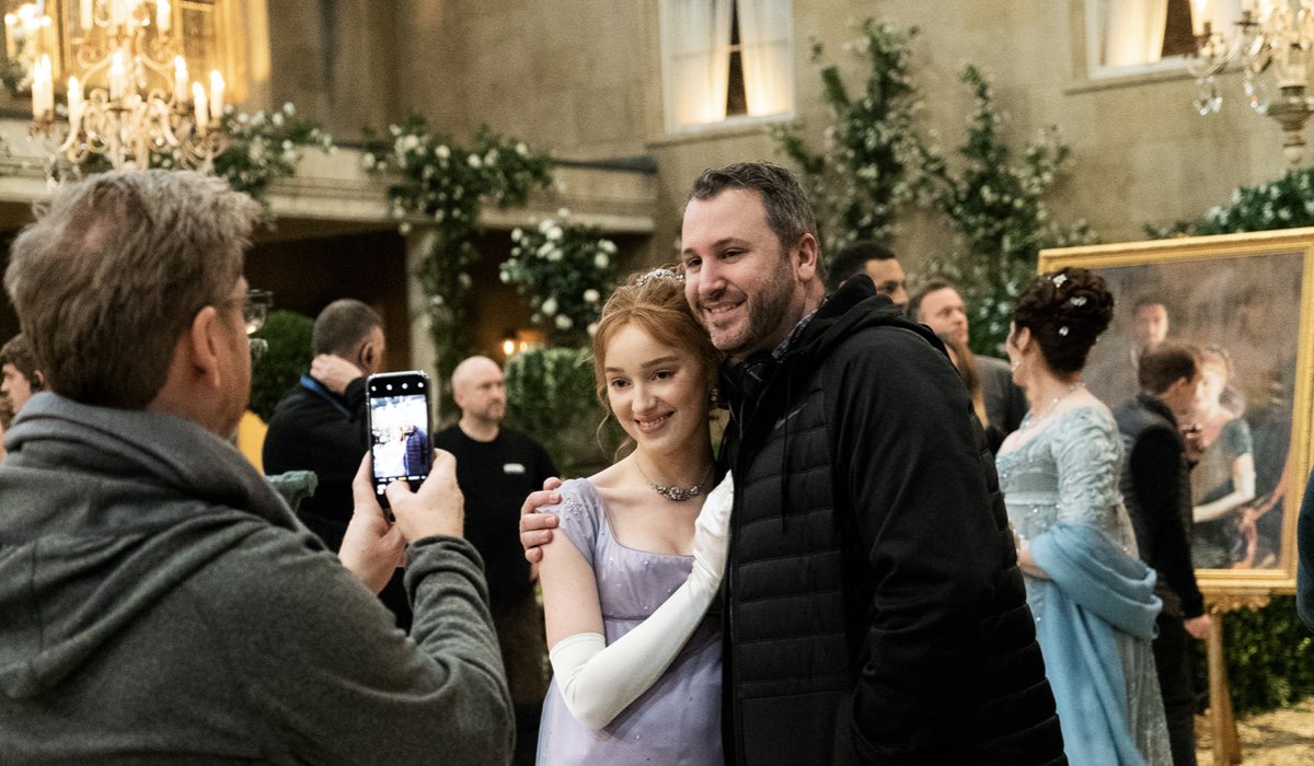 Da sinistra: Phoebe Dynevor abbracciata a Chris Van Dusen, showrunner e ideatore della serie. Credits: Liam Daniel/Netflix.