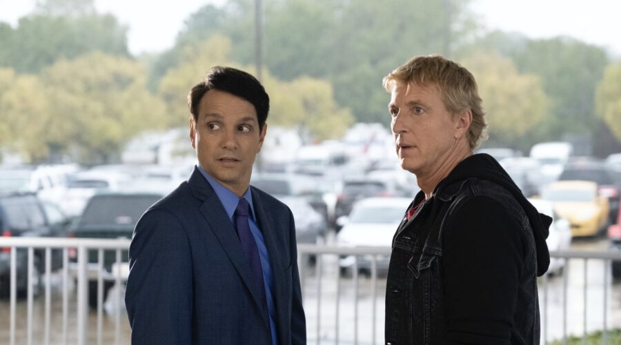 Da sinistra: Ralph Macchio (Daniel LaRusso) e William Zabka (Johnny Lawrence) in una scena di “Cobra Kai”. Credits: Curtis Bonds Baker/Netflix.