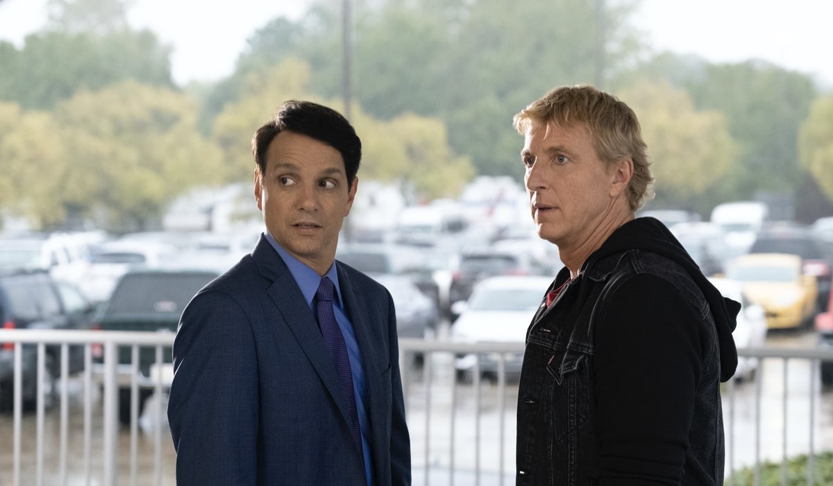 Da sinistra: Ralph Macchio (Daniel LaRusso) e William Zabka (Johnny Lawrence) in una scena di Cobra Kai 3. Credits: Curtis Bonds Baker/Netflix.