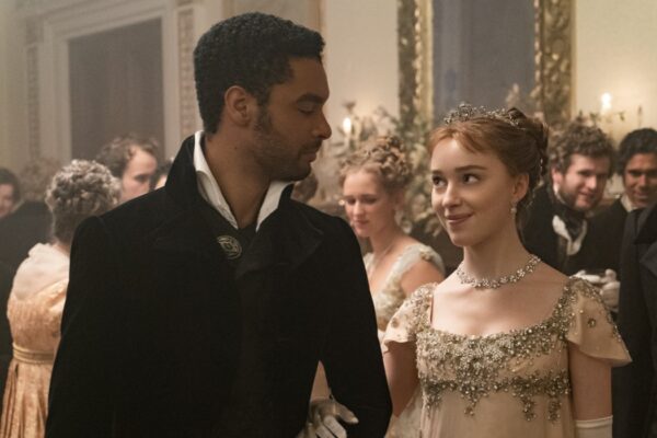 Da sinistra: Regé Jean-Page (Simon Basset) e Phoebe Dynevor (Daphne) in Bridgerton. Credits: Liam Daniel/Netflix.
