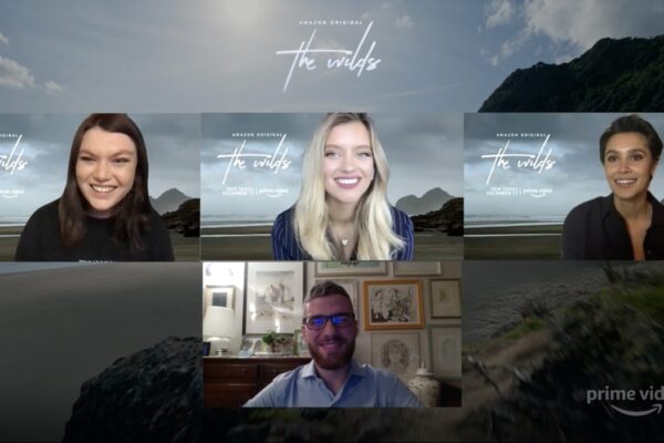 Da sinistra: Shannon Berry (Dot), Mia Healey (Shelby) e Sophia Ali (Fatin) le protagoniste di The Wilds con Paolo Di Lorenzo. Credits: Tvserial.it .