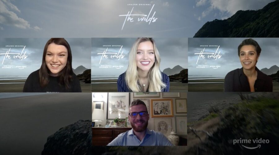 Da sinistra: Shannon Berry (Dot), Mia Healey (Shelby) e Sophia Ali (Fatin) le protagoniste di The Wilds con Paolo Di Lorenzo. Credits: Tvserial.it .