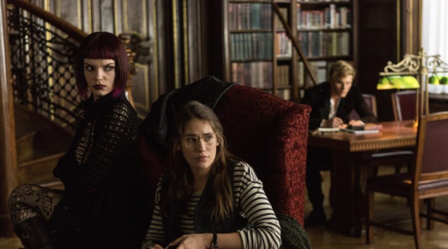 Sianoa Smith-Mcphee E Lola Kirke In Una Scena Di Fallen Credits M2 Pictures E Mediaset