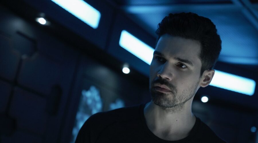 James Holden (Steven Strait) in una scena della stagione 5 di The Expanse. Credits: Amazon Prime Video.