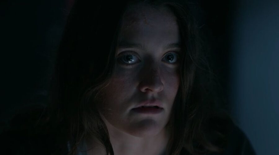 Leah (Sarah Pidgeon) nell'ultimo episodio di The Wilds. Credits: Amazon Prime Video.