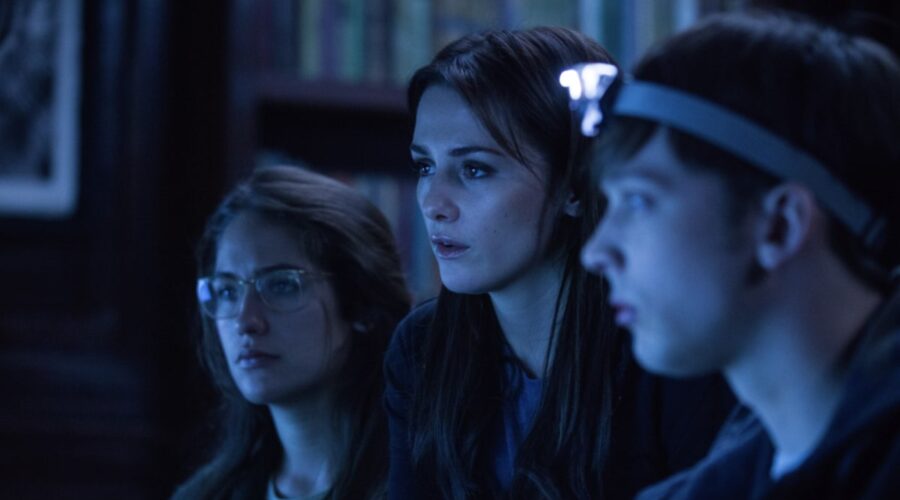 Una Scena Con Addison Timlin In Fallen Credits M2 Pictures E Mediaset