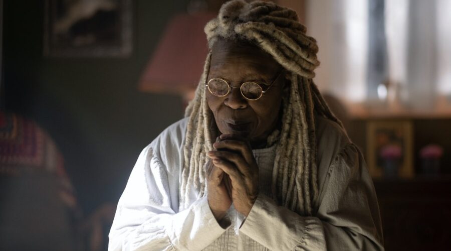 Whoopi Goldberg in una scena di The Stand. Credits: Starzplay.