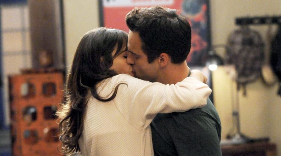 Zooey Deschanel (Jess) E Jake Johnson (Nick) Primo Bacio In New Girl 2x15. Credits: Foto Di Ray Mickshaw/©Fox/Courtesy Everett Collection