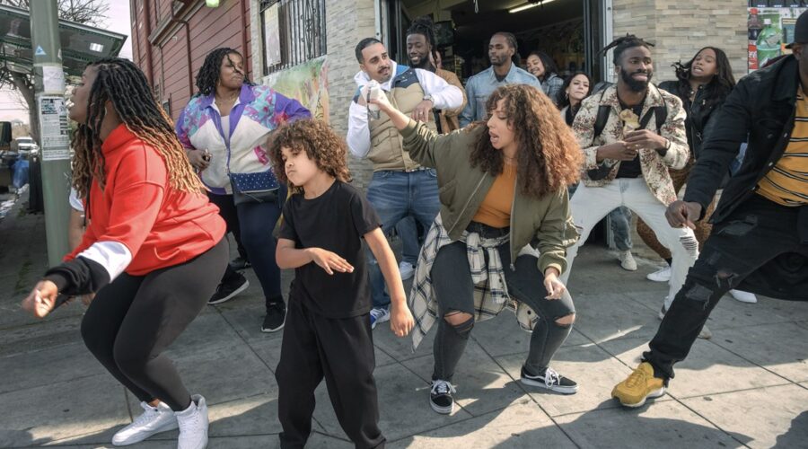 Una scena della serie tv “Blindspotting”. Al centro, Jasmine Cephas Jones. Credits: Starzplay.