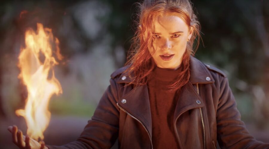 Abigal Cowen interpreta Bloom, Fata del fuoco. Credits: Netflix.