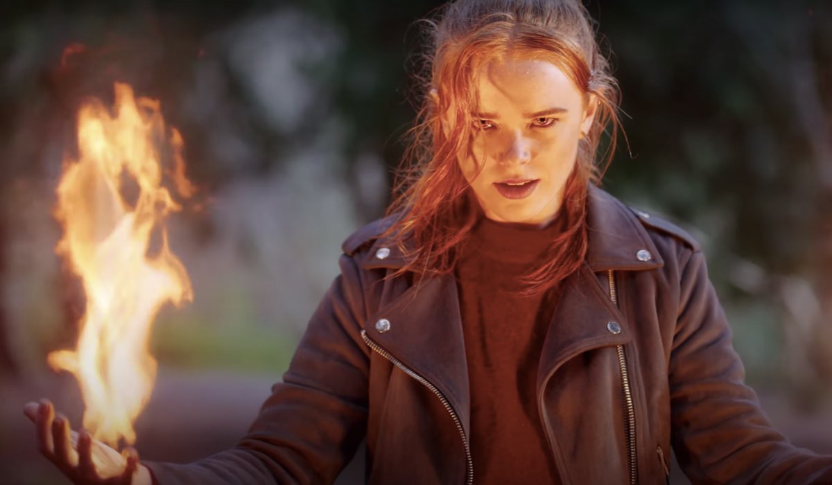 Abigal Cowen interpreta Bloom, Fata del fuoco in Fate The Winx Saga. Credits: Netflix.