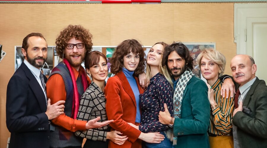 Da sinistra Sergio Abelli, Maurizio Lastrico, Greta Ferro, Fiammetta Cicogna, Marco Bocci, Margherita Buy e Giuseppe Cederna In Made In Italy. Credits: Mediaset