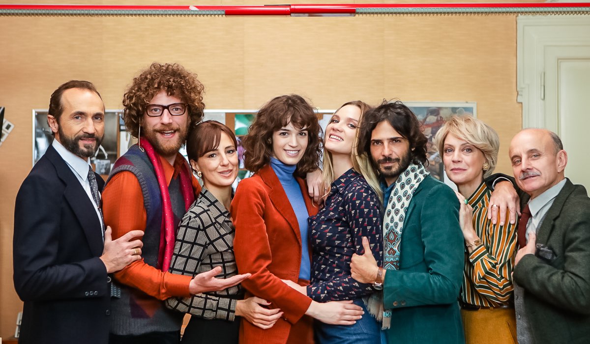 Da sinistra Sergio Abelli, Maurizio Lastrico, Greta Ferro, Fiammetta Cicogna, Marco Bocci, Margherita Buy e Giuseppe Cederna In Made In Italy. Credits: Mediaset