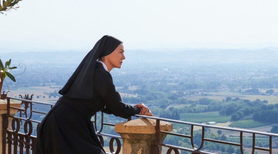 Elena Sofia Ricci ad Assisi In Che Dio Ci Aiuti 6 Stagione. Credits: Lucia Iuorio e Rai