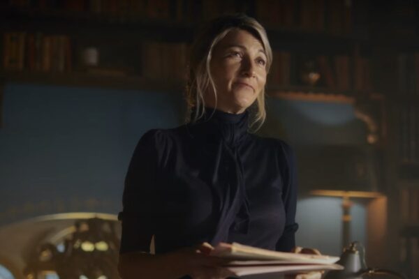 Eve Best interpreta la preside Farah Dowling. Credits: Netflix.