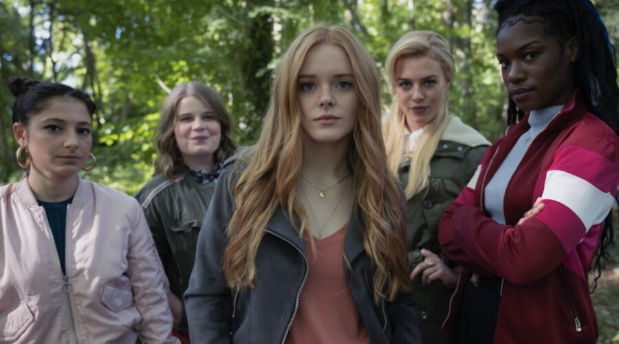 Da sinistra: Elisha Applebaum (Musa), Eliot Salt (Terra), Hannah van der Westhuysen (Stella), Abigail Cowen (Bloom), e Precious Mustapha (Aisha). Credits: Jonathan Hession/Netflix.