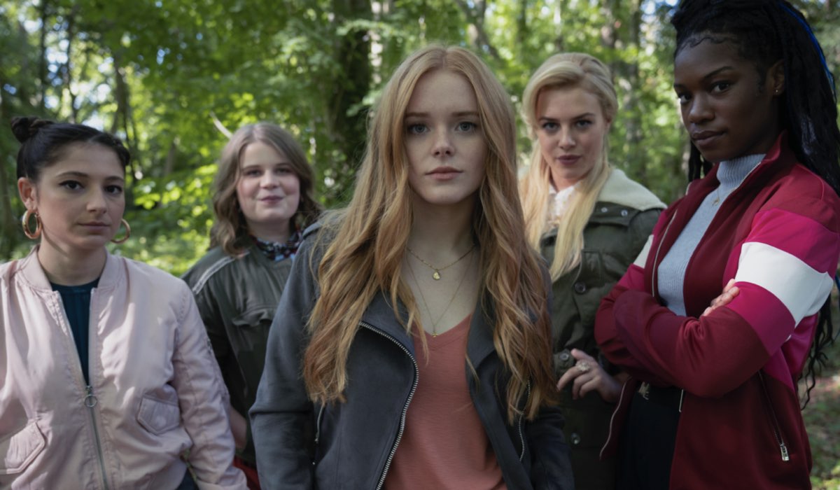 Da sinistra: Elisha Applebaum (Musa), Eliot Salt (Terra), Hannah van der Westhuysen (Stella), Abigail Cowen (Bloom), e Precious Mustapha (Aisha). Credits: Jonathan Hession/Netflix.