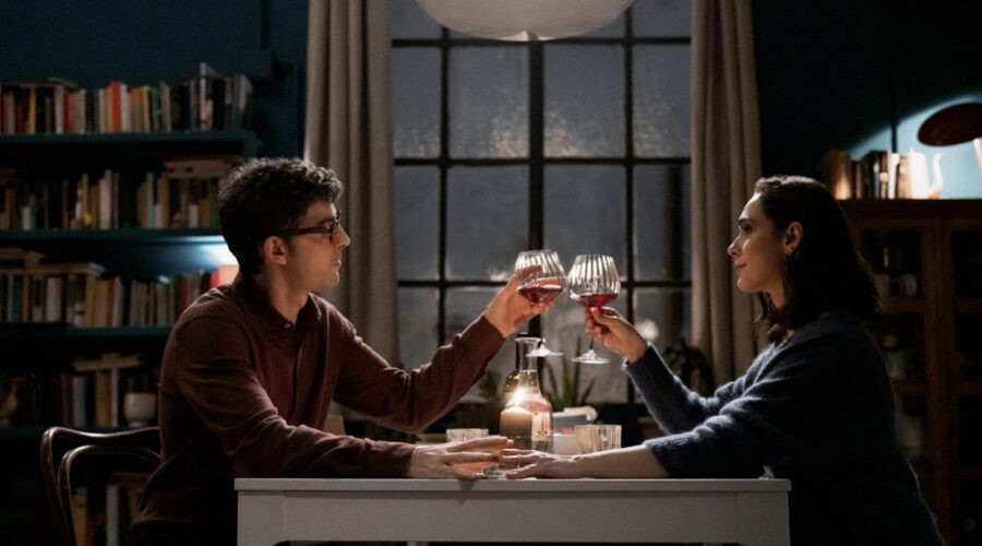 Da sinistra: Michele Riondino e Lucrezia Guidone in una scena di “Fedeltà”. Credits: Netflix.