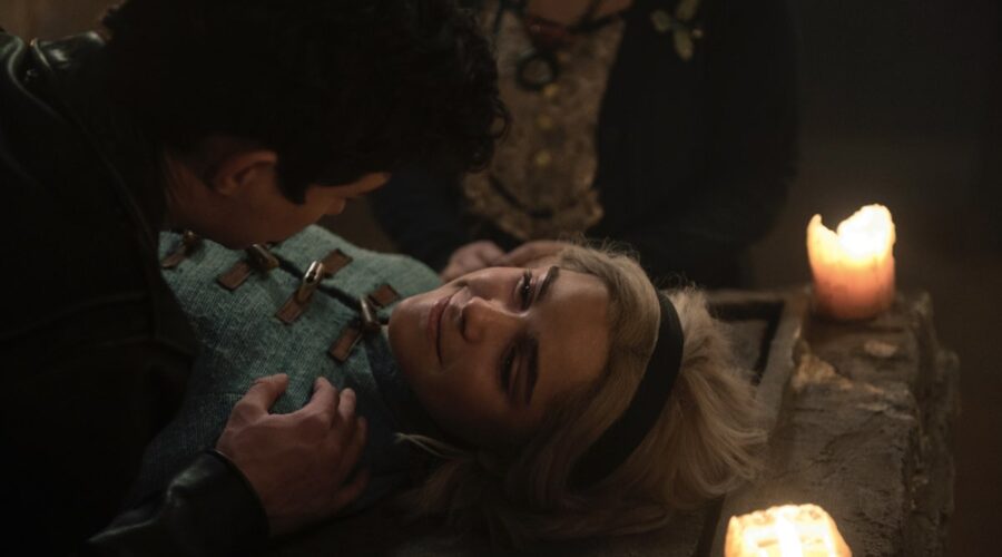 Da sinistra: Gavin Leatherwood (Nick) e Kiernan Shipka (Sabrina) in Le Terrificanti Avventure di Sabrina Parte 4. Credits: Netflix.