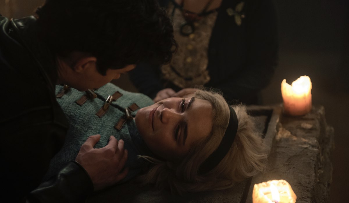 Da sinistra: Gavin Leatherwood (Nick) e Kiernan Shipka (Sabrina) in Le Terrificanti Avventure di Sabrina Parte 4. Credits: Netflix.