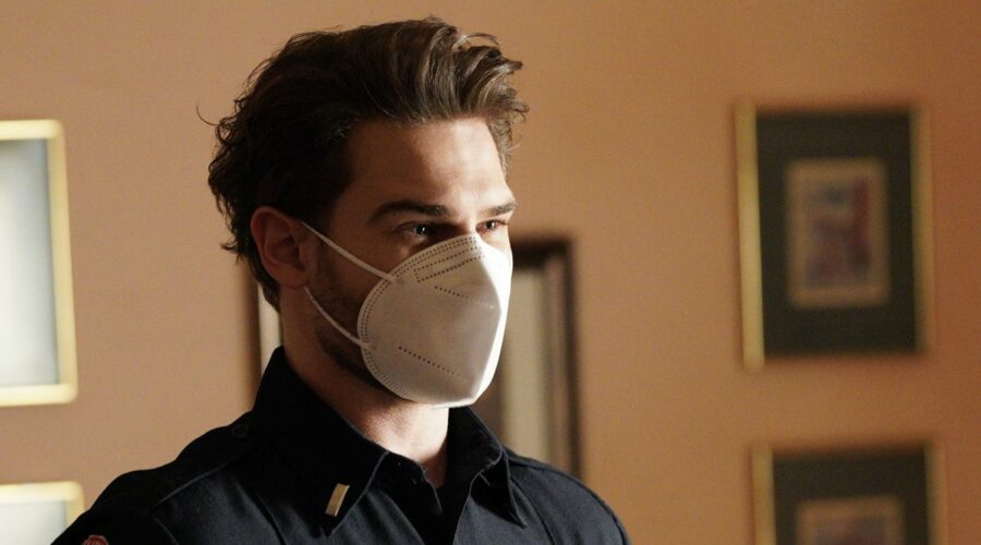 Grey Damon (Jack Gibson) in una scena della quarta stagione di Station 19. Credits: Fox/ABC.