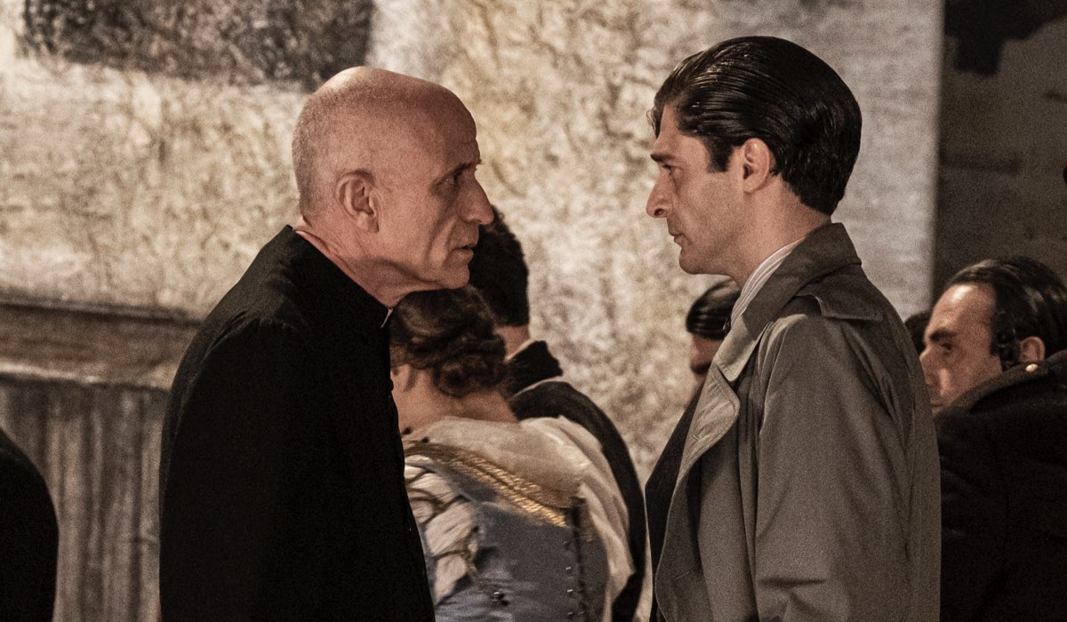 Il Commissario Ricciardi Con Lino Guanciale Nei Panni Del Protagonista Qui In Una Scena Nella Prima Puntata Credits Anna Camerlingo E Rai