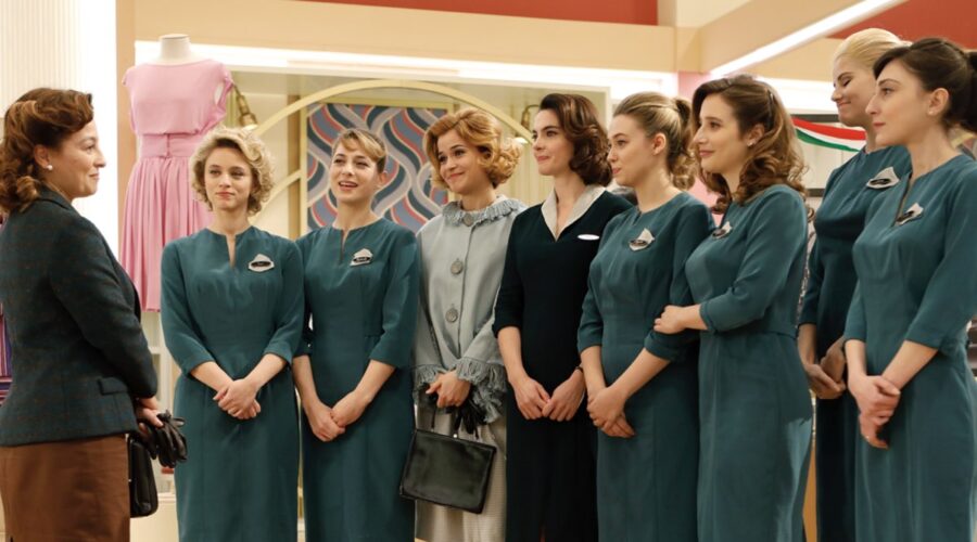 Il Paradiso Delle Signore 4 La Professoressa Barone Con Le Veneri In Una Scena Credits Rai