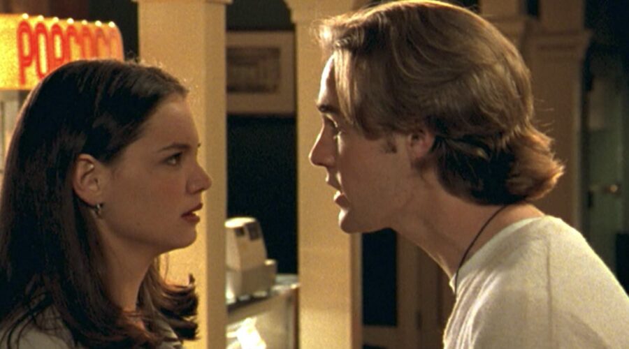 Katie Holmes (Joey) E James Van Der Beek (Dawson) In Dawson's Creek 1x01. Credits: Netflix