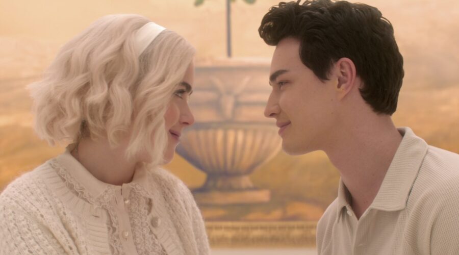 Da sinistra: Kiernan Shipka (Sabrina) e Gavin Leatherwood (Nick) in Le Terrificanti Avventure di Sabrina Parte 4. Credits: Netflix.