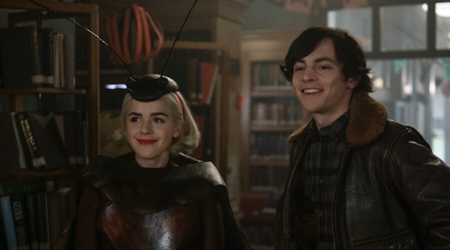 Da sinistra: Da sinistra: Kiernan Shipka (Sabrina) e Ross Lynch (Harvey) in Le Terrificanti Avventure di Sabrina Parte 4. Credits: Diyah Pera/Netflix.
